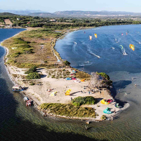 land and watter with kitesurfers